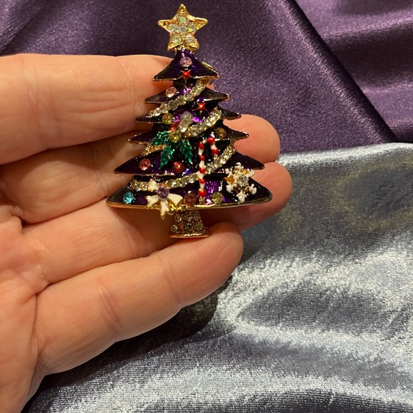 NWT Betsy Johnson Beautiful enamel and crystal Christmas Tree brooch. - Picture 4 of 6